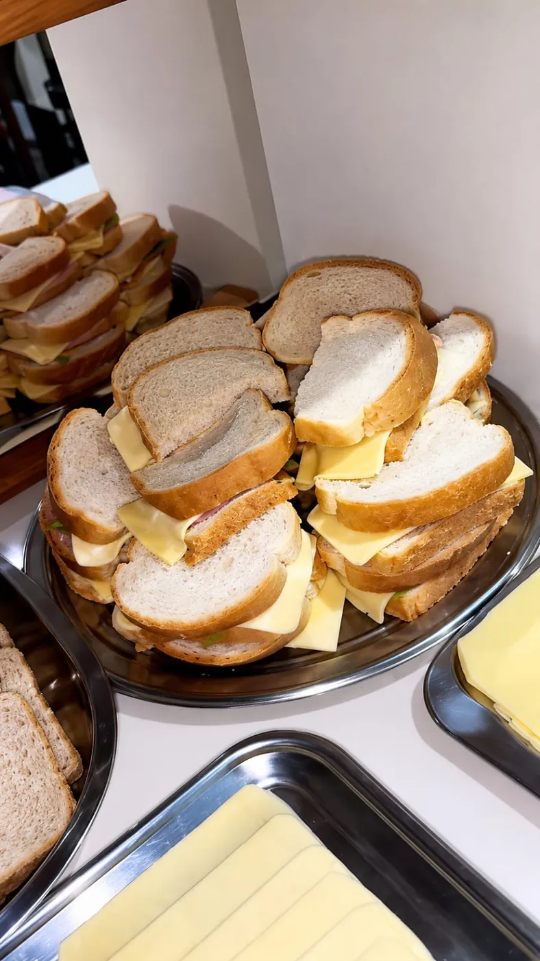 Sanduíches naturais montados com queijo e presunto no café do Hotel Tubarão