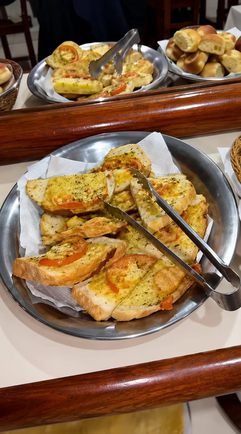 Torradas de forno com alho, orégano e tomate no café do Hotel Tubarão