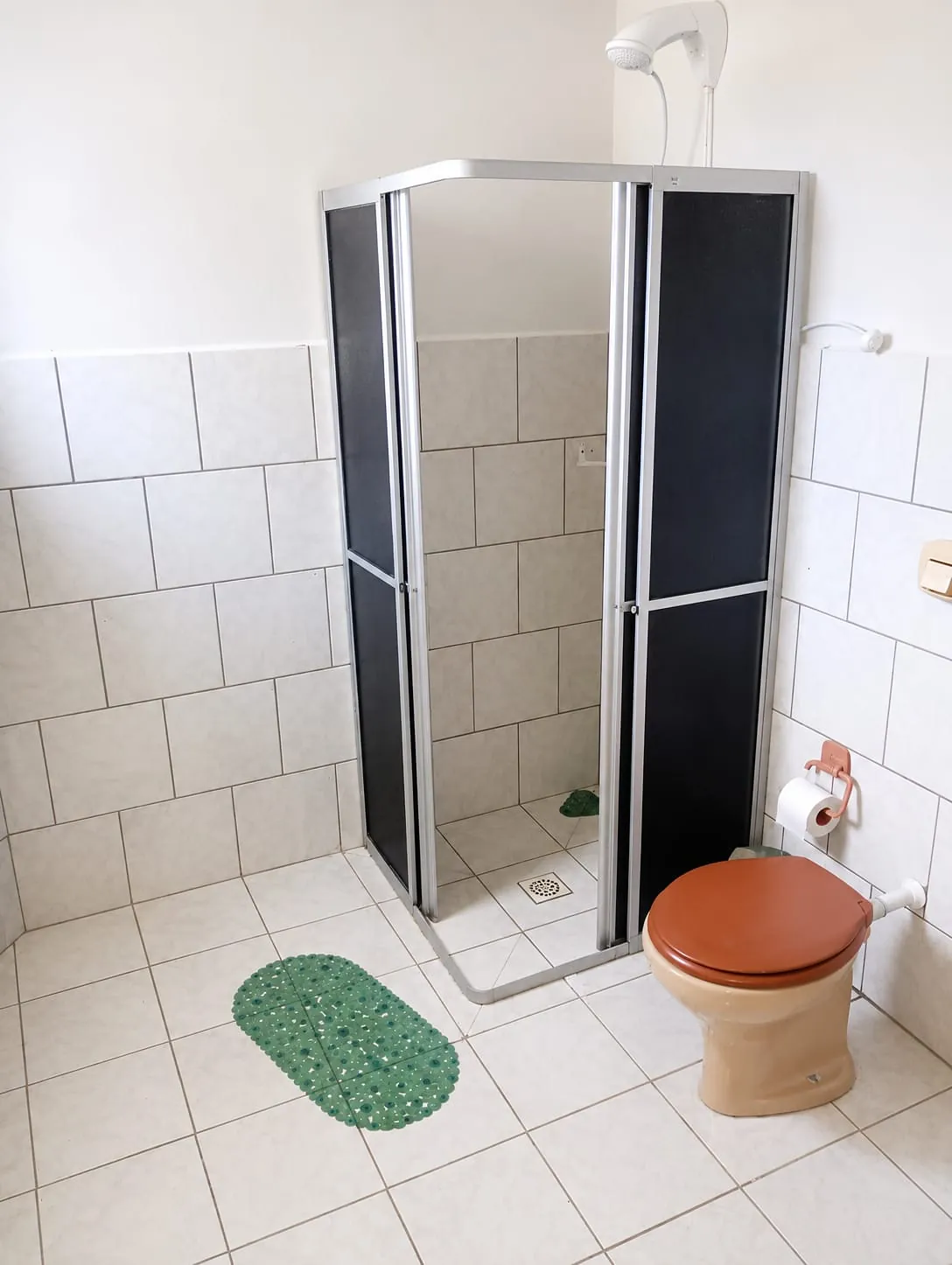 Banheiro privativo do Quarto Econômico do Hotel Tubarão, com box e chuveiro