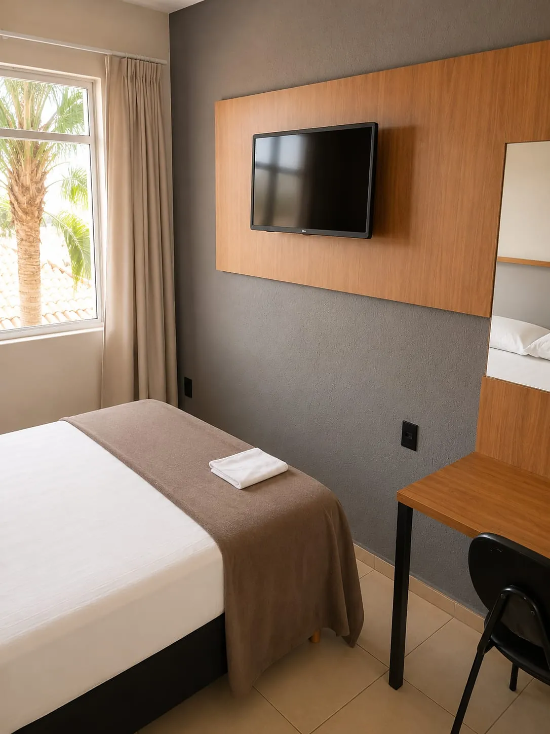 TV de tela plana em painel de madeira no Quarto Premium Casal do Hotel Tubarão
