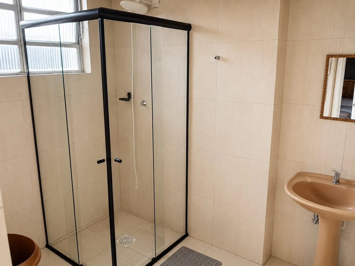Banheiro privativo do Quarto Premium Casal do Hotel Tubarão, com box de vidro amplo