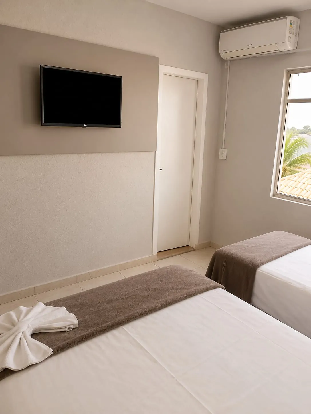 TV de tela plana e ar-condicionado no Quarto Premium Família do Hotel Tubarão