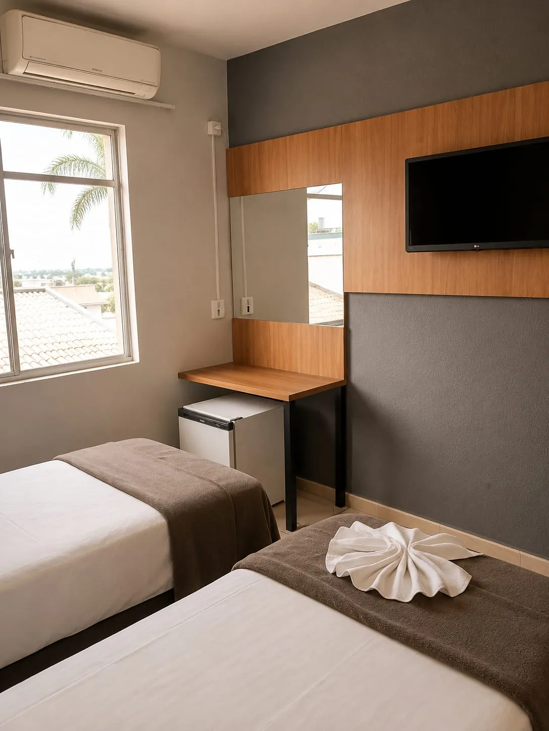 Frigobar, espelho e escrivaninha do Quarto Premium Família do Hotel Tubarão